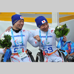 フラワーセレモニー後の狩野選手（左）と鈴木選手（右）