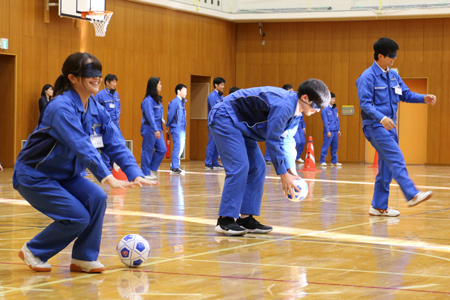 新入社員研修の一環で、ブラインドサッカーを体験